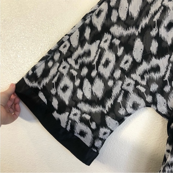 2B Bebe Black White Patterned Crochet Top - Picture 11 of 14